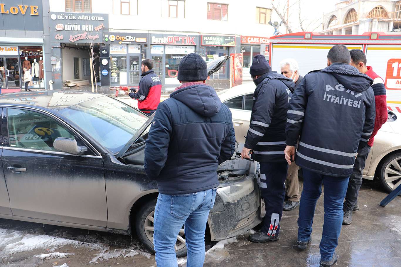Otomobil motoruna sıkışan kedi bir saatlik çalışmanın ardından kurtarıldı Otomobil motoruna sıkışan kedi bir saatlik çalışmanın ardından kurtarıldı